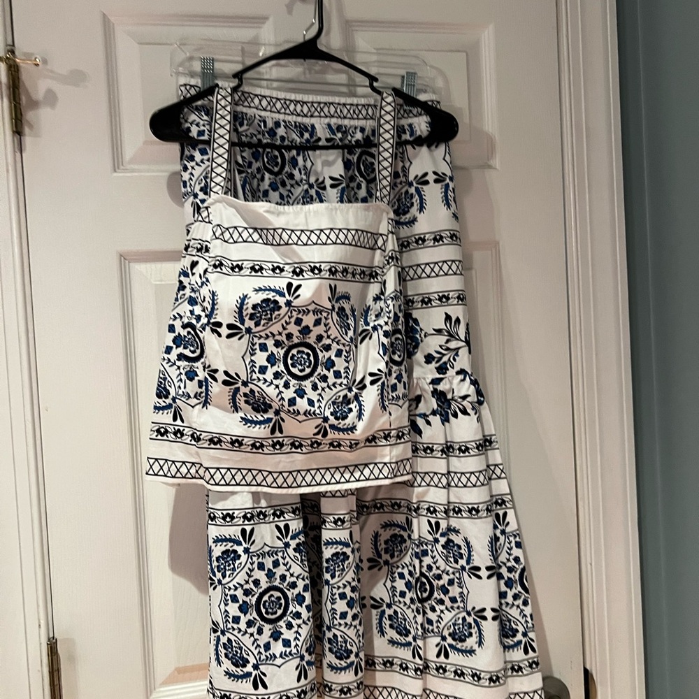 2 pieces Blue and White Floral Top and Skirt Set